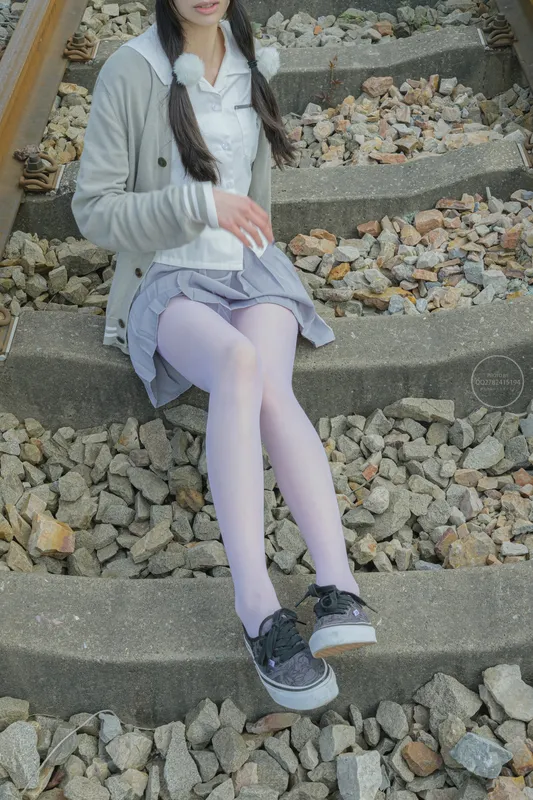 森萝财团 有料 NO.038 吸吸 铁轨边的JK白丝美少女 [60P]插图